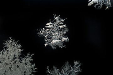 Weiße Eiskristalle auf schwarzem Hintergrund