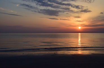 Fototapeta na wymiar Sonnenaufgang am Meer