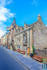 Aufnahme einer typischen Strasse aus der Altstadt von Edinburgh fotografiert tagsüber bei...