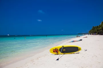 Photo sur Plexiglas Plage blanche de Boracay Paddle Board sur la plage blanche, Boracay. Philippins.