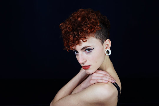 Preciosa mujer pelirroja y moderna con cresta y la cabeza rapada a los lados 