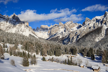 Fototapeta na wymiar paesaggio invernale a Piereni, in Val Canali, nel parco naturale di Paneveggio - Trentino