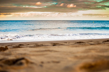 paisaje de playa, arena sol y mar