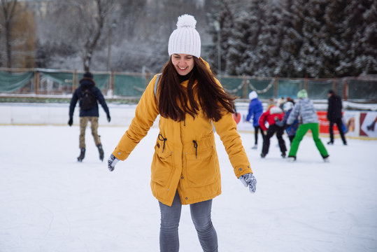 woman learn to ski at city ice rink