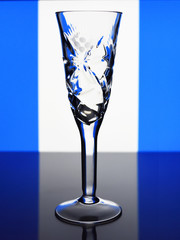 Obraz premium Crystal glass on a blue and white background