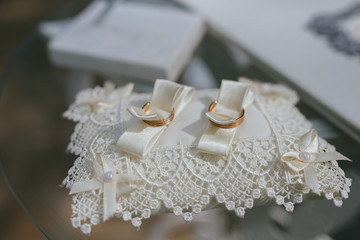 Fototapeta na wymiar beautiful gold wedding rings on the bride's preparations