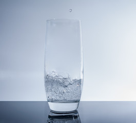Glas mit Wasser - wasserglas