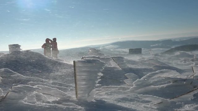 Wanderer gehen im Schneesturm spazieren, Wasserkuppe, Schnee, Eiskristalle, Wind, eiskalt, Rh&ouml;n, wandern, 4K
