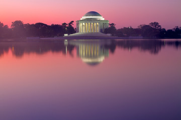 Obraz premium Jefferson Memorial Reflecting in Tidal Basin at Sunrise