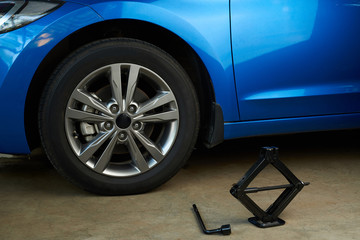Tools for replacing car wheel