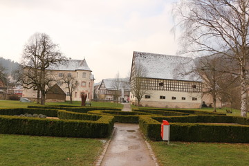 Das Wasserschloss Glatt mit Nebengebäuden Und Schlosspark in Sulz am Neckar