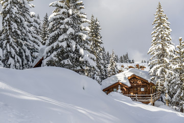 Fototapeta na wymiar Chalet sous la neige, Courchevel, Savoie.