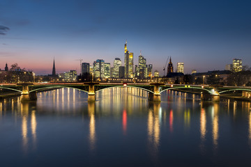 die Skyline von Frankfurt am Main von der Flößerbrücke aus gesehen
