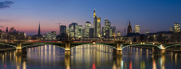Frankfurt am Main im Abendlicht von der Flößerbrücke aus gesehen