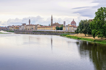 Obraz premium Daylight cloudy day view to Arno river with reflections