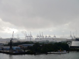 Fototapeta na wymiar Dunst im Hamburger Hafen