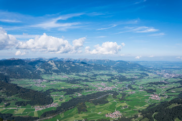 Fototapeta na wymiar Blick von der Spitze des Berges auf das grüne Tal