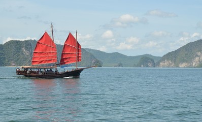 Fototapeta na wymiar Jonque thaïlandaise traditionnelle, baie Phang Nga