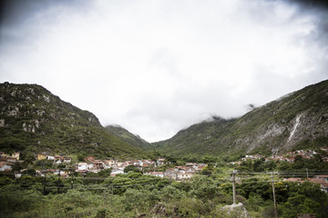 Montanha e céu com nuvens