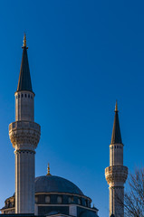 Das frühe Morgenlicht streift Minarette und Kuppel der Sehitlik-Moschee in Berlin-Neukölln
