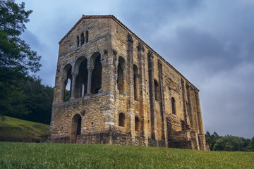 Fototapeta premium Monumento, Santa María del Naranco en las antiguas calles de Oviedo, Asturias, España