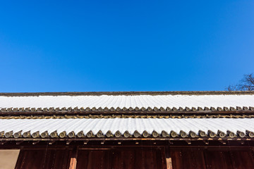 瓦屋根と残雪