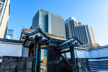 高層ビルと大手門