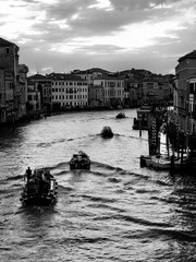 朝焼けの運河 ベネチアにて