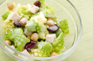 ロマネスコとミックスビーンズのサラダ