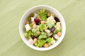 ロマネスコとミックスビーンズのサラダ