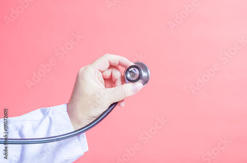 A Doctor And Stethoscope 聴診器を当てる手 診察 健康診断 病院 病気などのイメージ パステルカラーのパターンピンク色背景 Wall Mural Kana Design Image