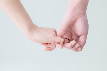 指をつなぐカップルの後ろ姿
