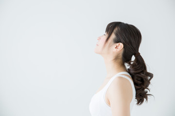Fototapeta premium 目を瞑る女性の横顔 