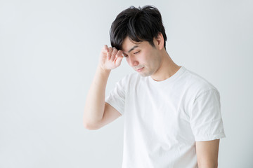 頭を触る男性

