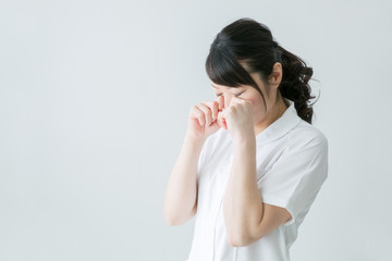 泣く白衣の女性
