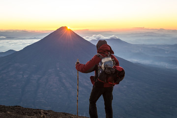Lever de soleil sur le volcan Agua depuis l'Acatenango, Guatemala