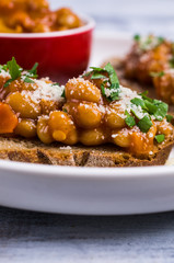 Open sandwich with beans and vegetables