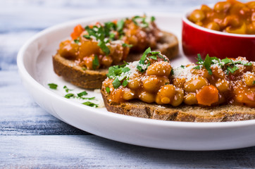 Open sandwich with beans and vegetables