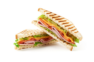 Sandwich met ham, kaas, tomaten, sla en geroosterd brood. Vooraanzicht geïsoleerd op een witte achtergrond.
