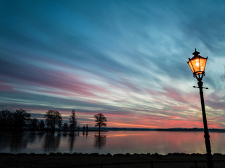 Lampe vor Seenlandschaft morgens
