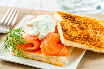 Gravlax with dill sauce