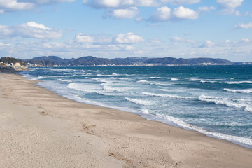 鎌倉の砂浜に打ち寄せる波