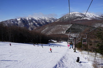 Fototapeta na wymiar スキー場　ゲレンデ　リフト　ウインタースポーツ