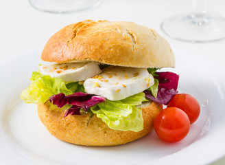Sandwich with goat cheese