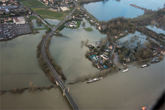 Vue a&eacute;rienne des inondations sur la Seine &agrave; l'ouest de Paris pr&egrave;s de Meulan en Yvelines