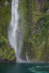 Fototapeta premium Wodospad w Zatoce Milforda w Nowej Zelandii