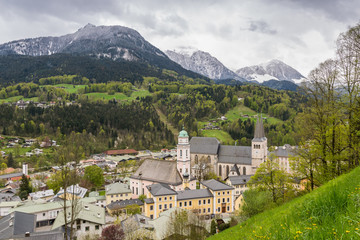 Fototapeta na wymiar Blick über Berchtesgaden an einem Tag im Frühling