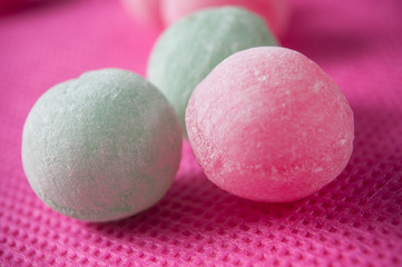 bonbons traditionnels sur fond rose