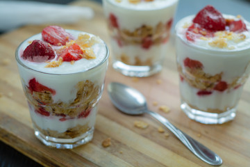 STRAWBERRY GRANOLA PARFAIT