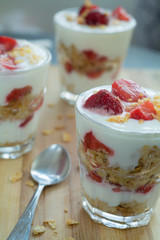 STRAWBERRY GRANOLA PARFAIT
